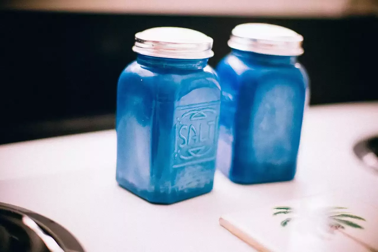 איך יותר מדי מלח בתזונה שלך משפיע עליך?